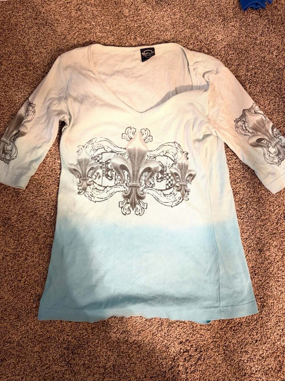 Sledge USA Y2K Ombre Blue Fleur de Lis Ribbed Graphic V-Neck Top